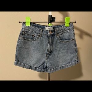 light denim mid rise shorts ft belt loops, four-pocket construction & cuffed hem